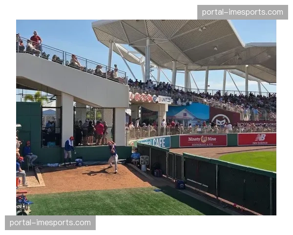 红袜队春训首日:吉田正尚进行自由击球训练,调整新赛季打击状态 红袜队春训首日:吉田正尚进行自由击球训练,调整新赛季打击状态