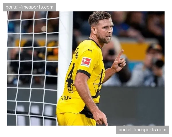 特写:老将罗伊斯在训练后加练四十五度角传中 特写:老将罗伊斯在训练后加练四十五度角传中